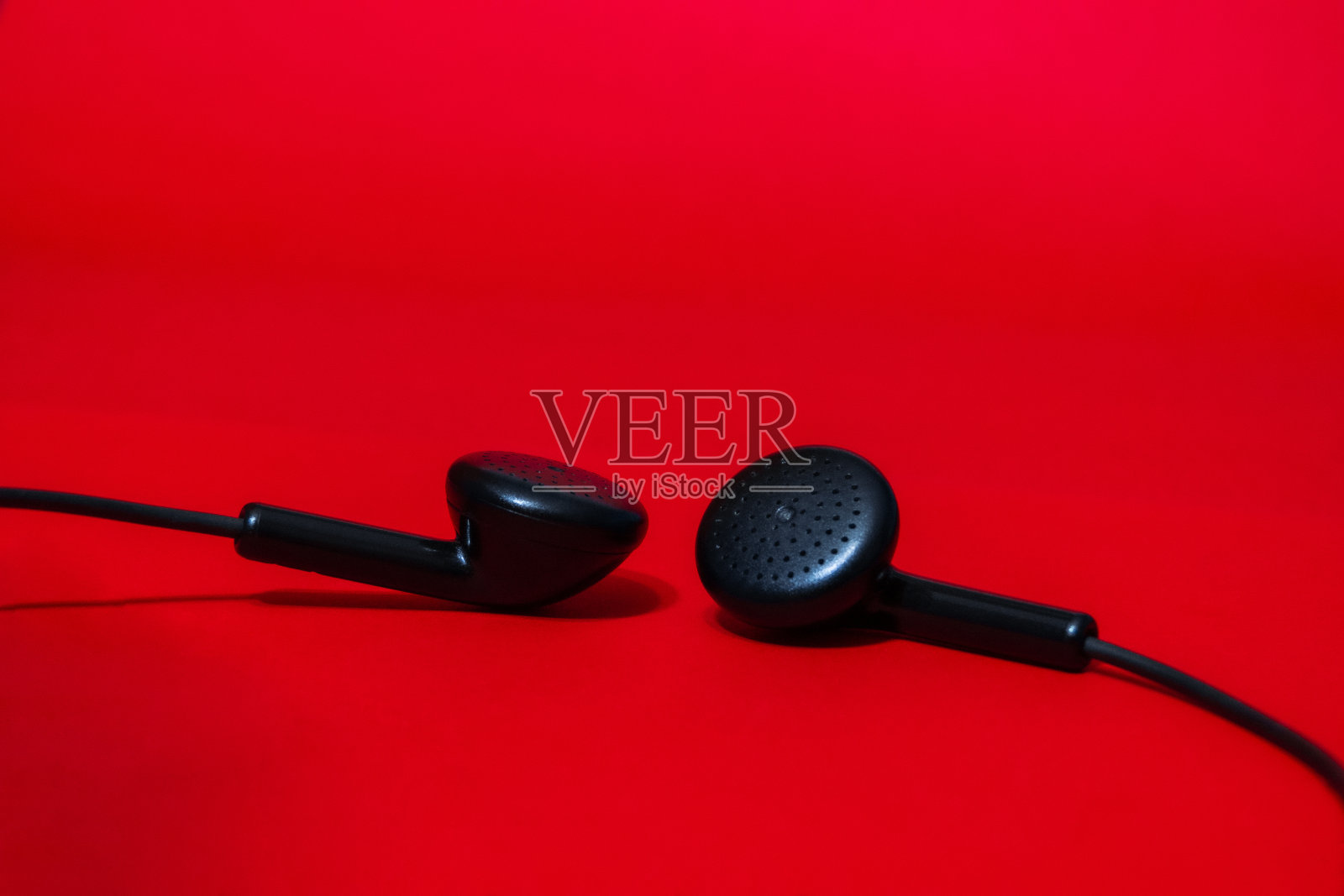 只有一副黑色耳机在一起照片摄影图片