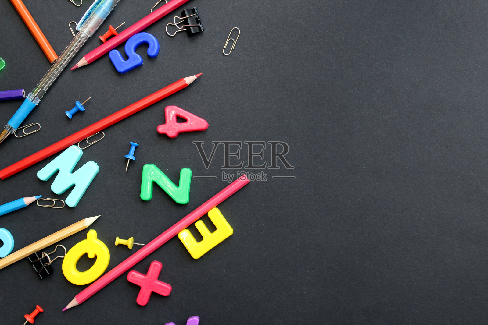 文具放在黑色背景上，有文字空间。照片摄影图片