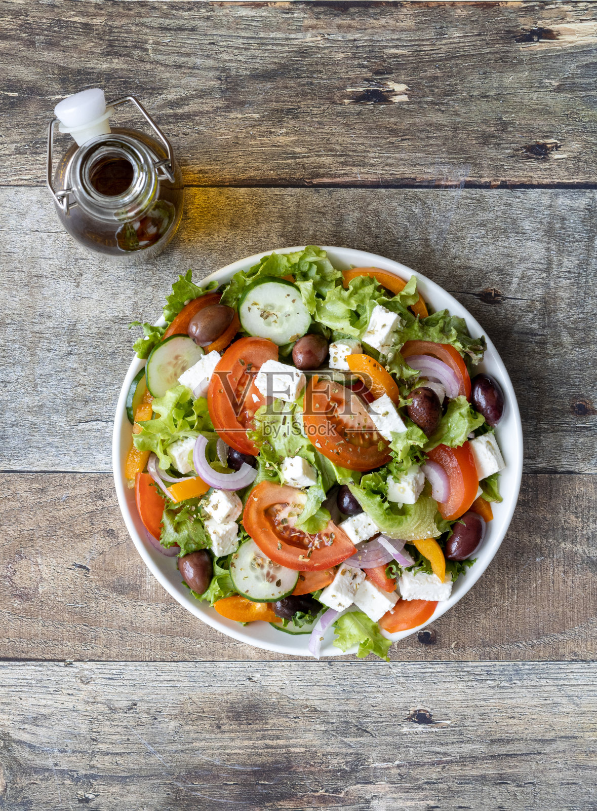 希腊沙拉，新鲜蔬菜，羊乳酪和橄榄，木制背景，俯视图照片摄影图片