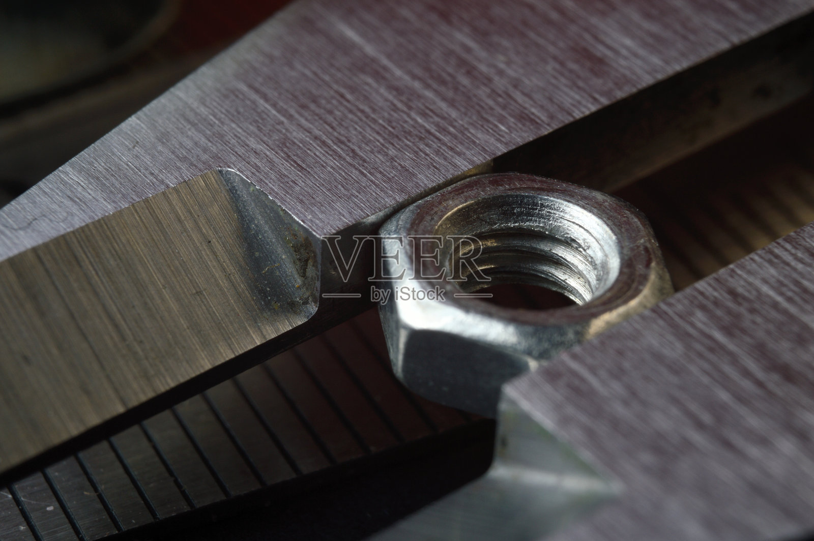 精确的量具卡尺和金属尺配合螺母放置到位。特写镜头照片摄影图片