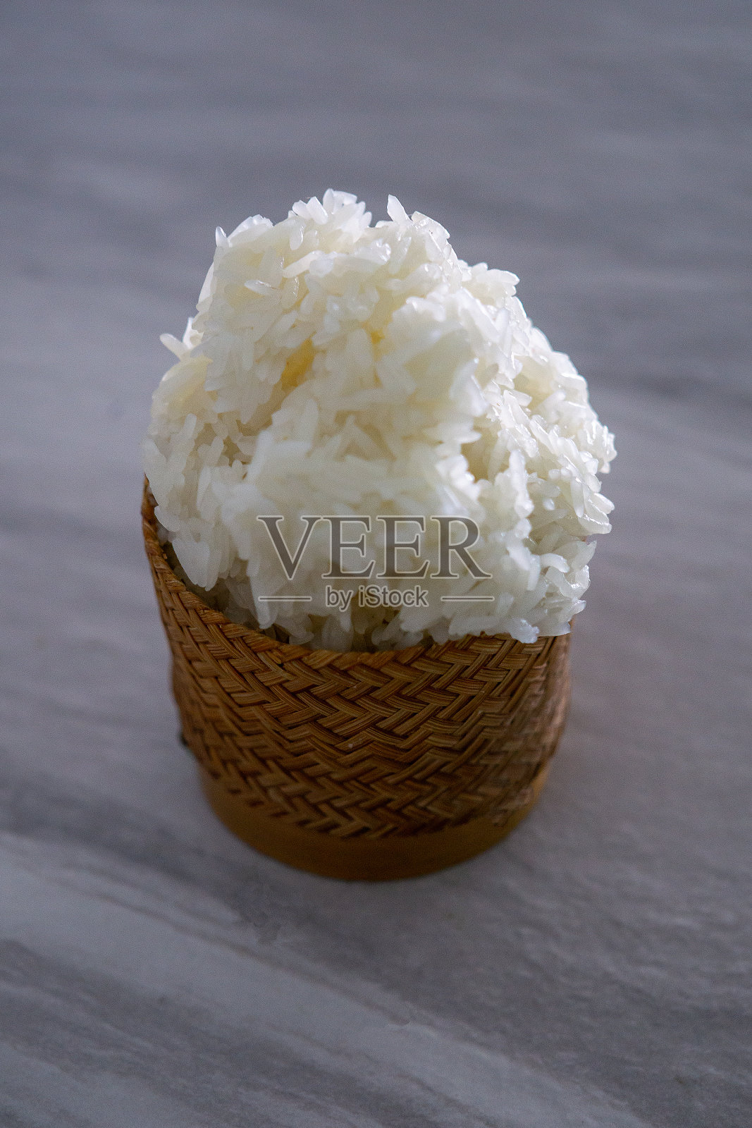 柳条筐里蒸糯米。这是泰国人最喜欢的菜单，在全国各地都很流行，尤其是把它和辣菜搭配在一起。这是不可避免的。照片摄影图片