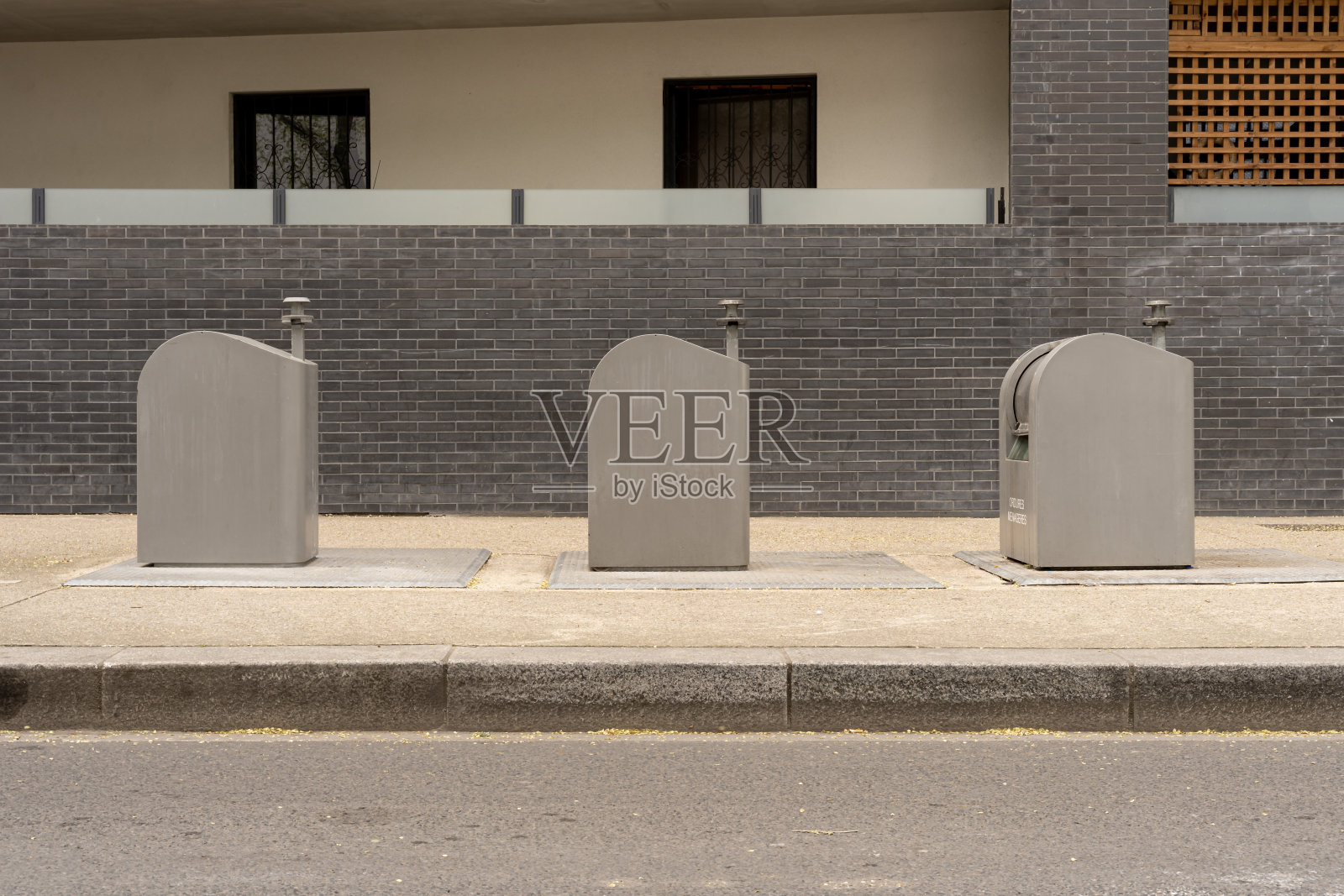 Gennevilliers，法国:2022年04月06日:将垃圾桶埋在一堵棕色的墙前照片摄影图片