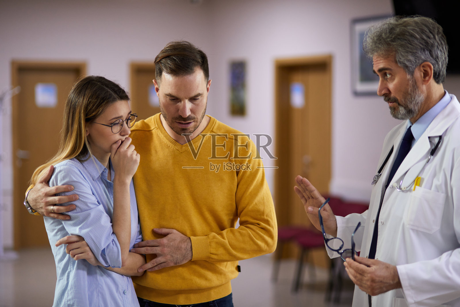 医生一边安慰一对夫妇，一边告诉他们坏消息照片摄影图片