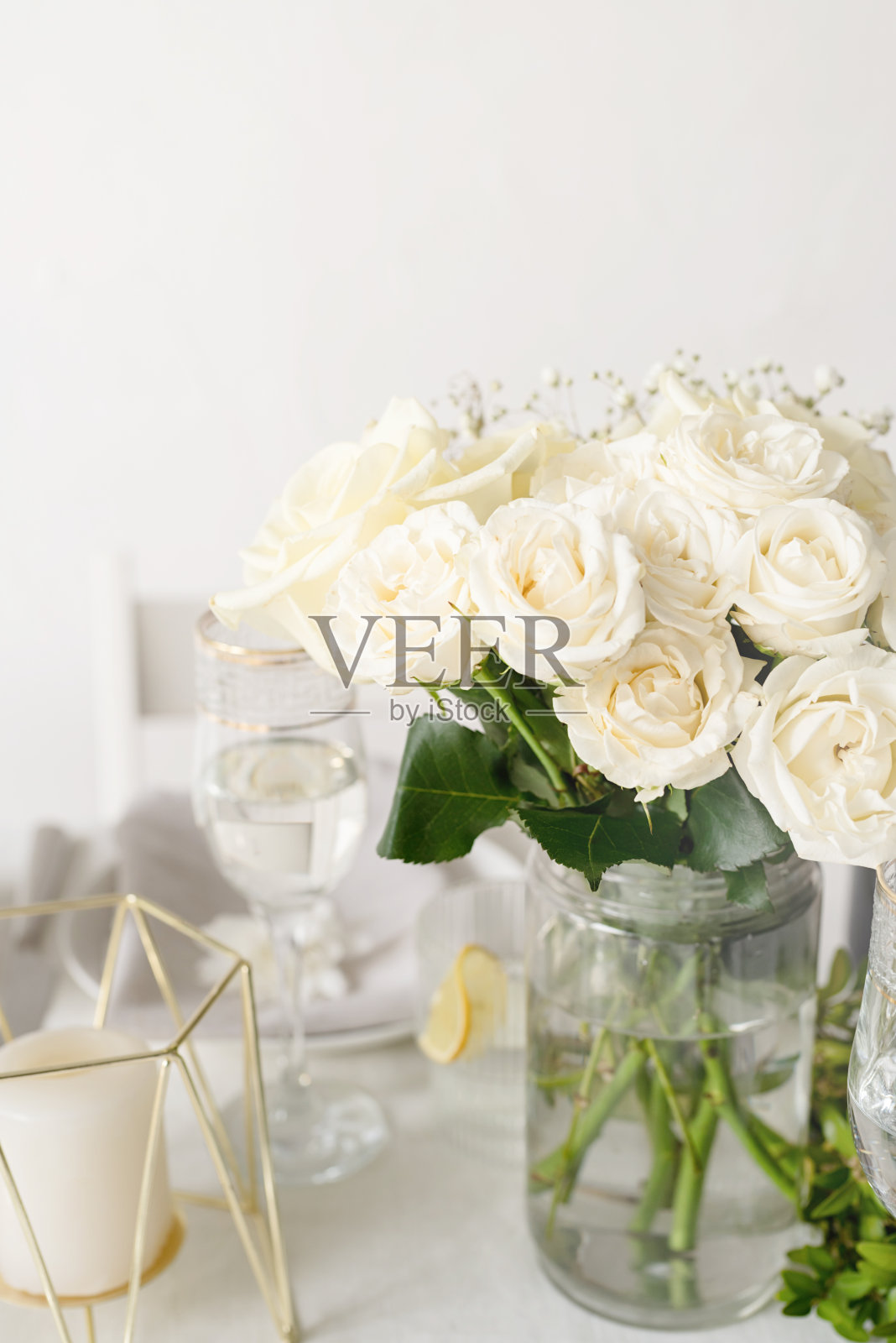 婚礼的装饰。婚礼桌上装饰白玫瑰，特写照片摄影图片