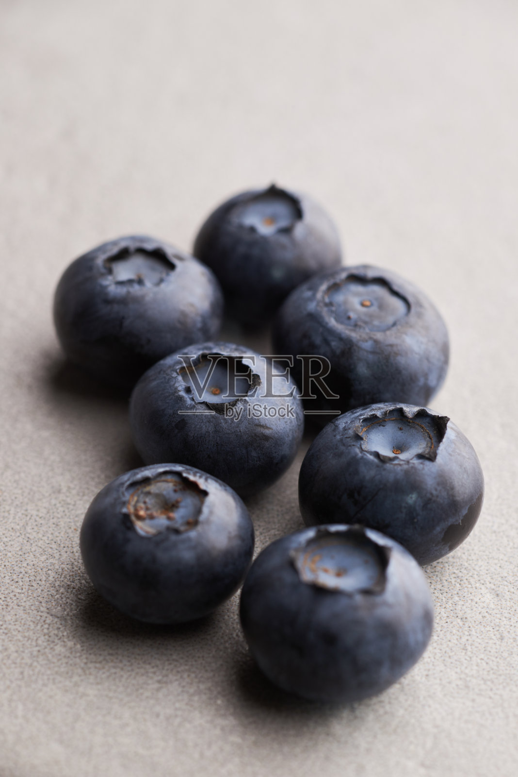灰色表面的蓝莓照片摄影图片