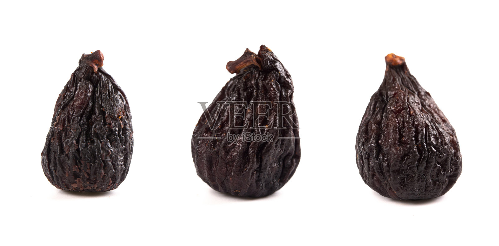在白色背景上孤立的三颗干无花果照片摄影图片