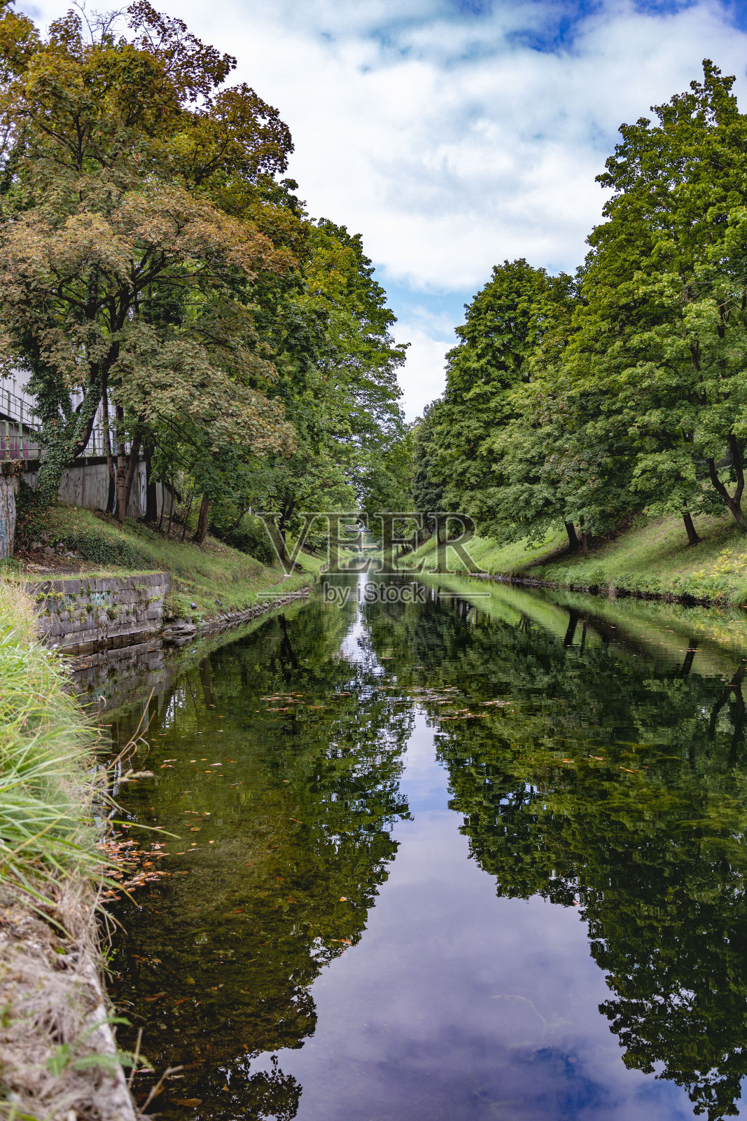 平静的河水倒映着周围的绿草和五彩缤纷的秋树照片摄影图片