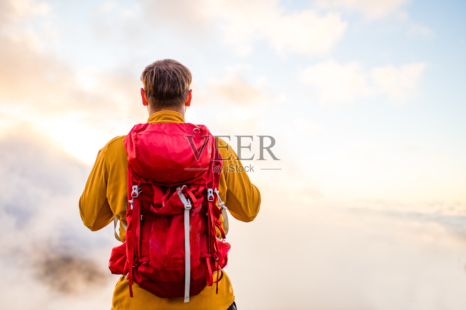 年轻开朗的摄影师在山上用老式相机拍照照片摄影图片