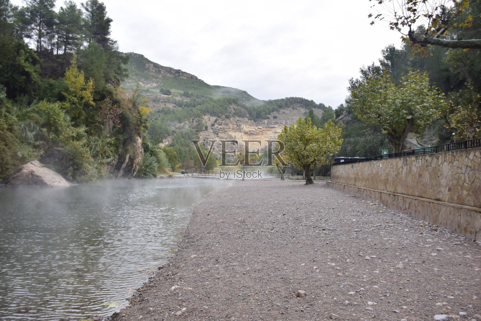 2019年11月13日，西班牙，卡斯特伦，蒙塔内荷斯:蒙塔内荷斯旅游村。(Fuente de los banos)温泉，河流在岩石之间，有温泉和药用水。照片摄影图片