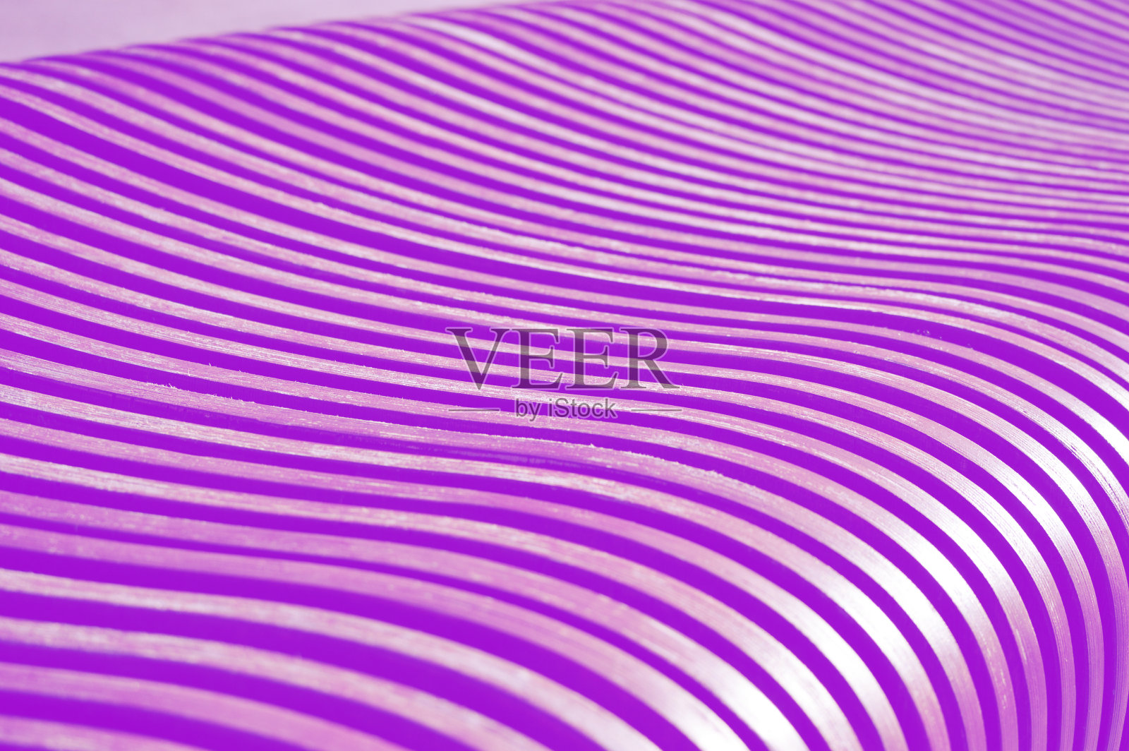 抽象图案的弯曲薰衣草木板。阳光在表面。封面设计，现代几何图案。照片摄影图片