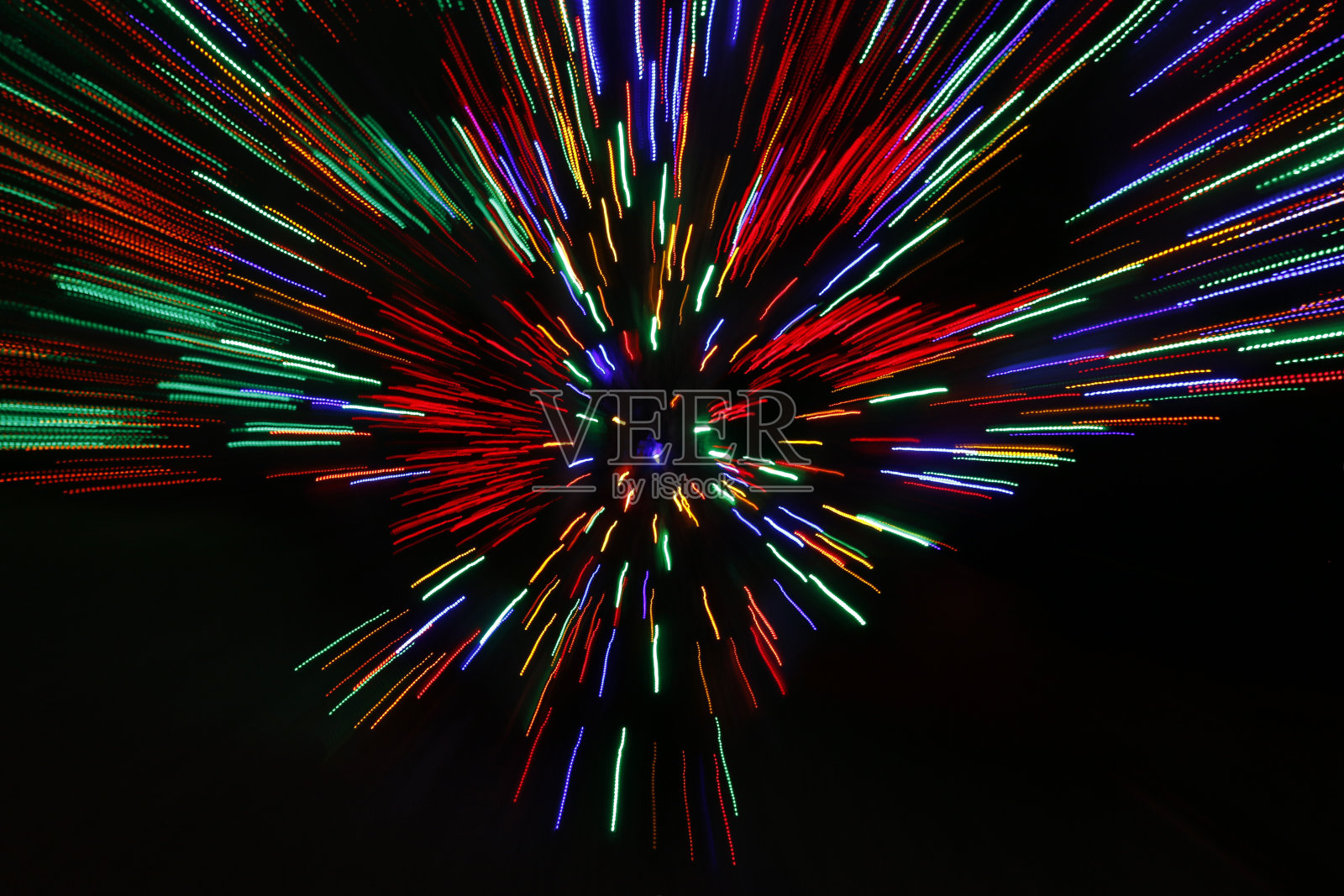 在黑色背景上的多色光迹照片摄影图片