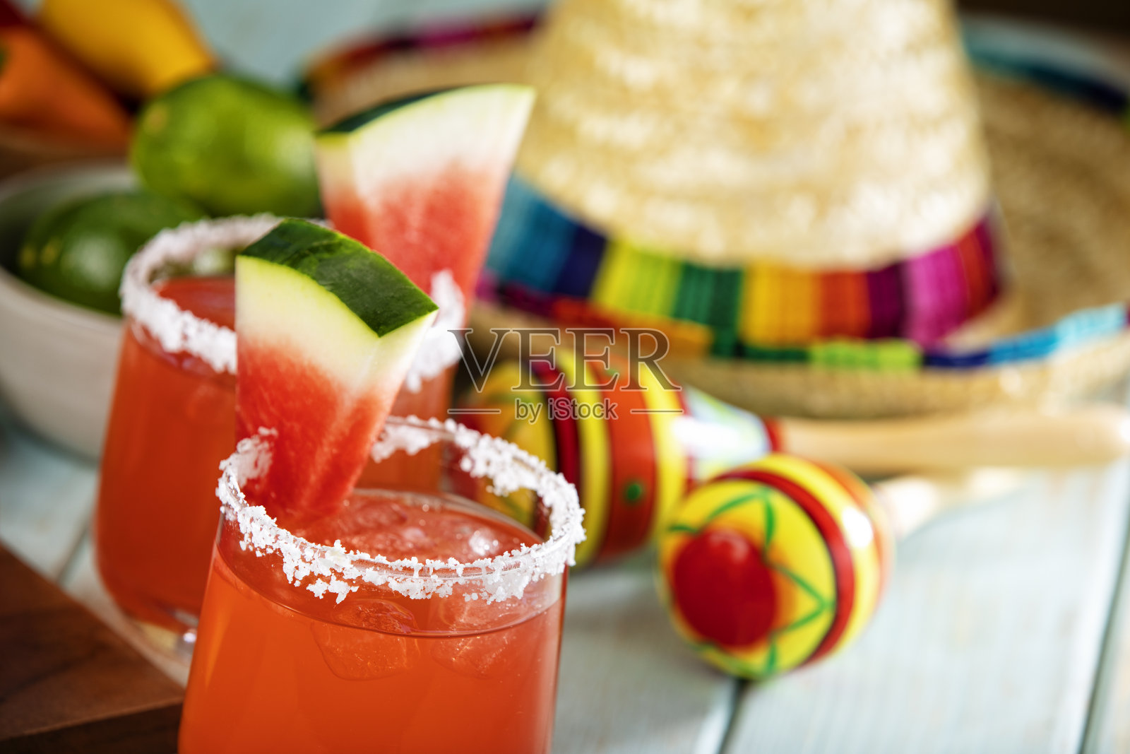玛格丽塔杯与搅拌器和西瓜的木材背景照片摄影图片