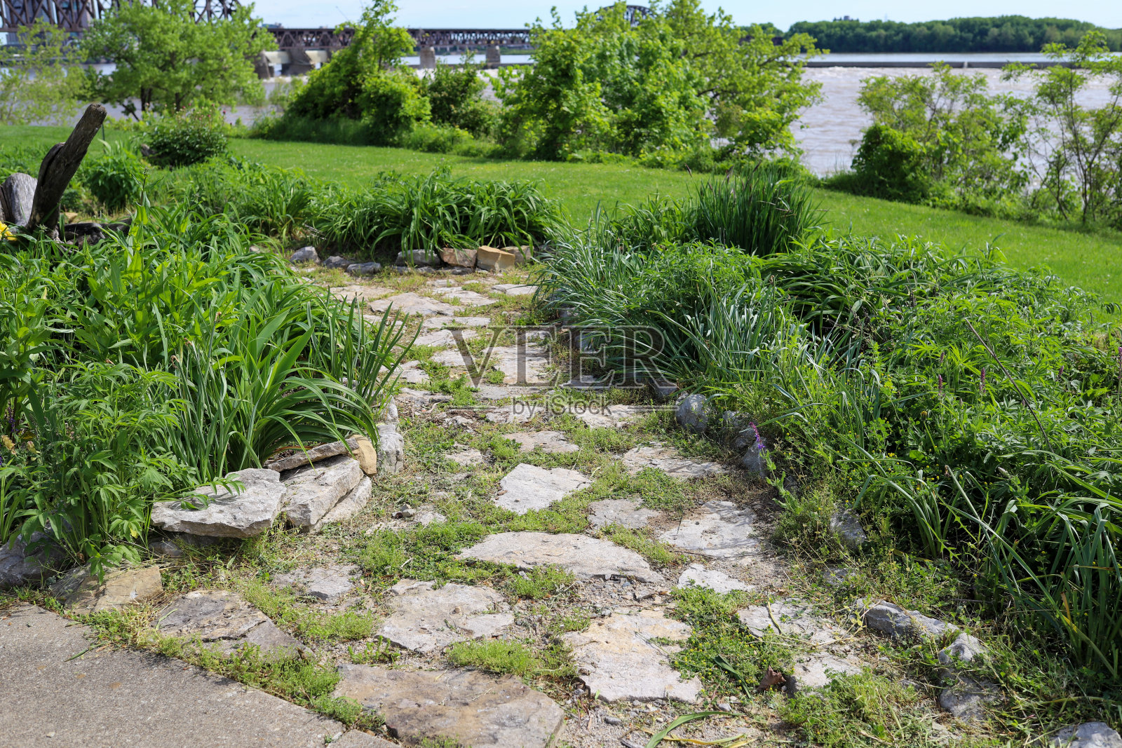 肯塔基州路易斯维尔市俄亥俄河边公园里的一条石头人行道照片摄影图片