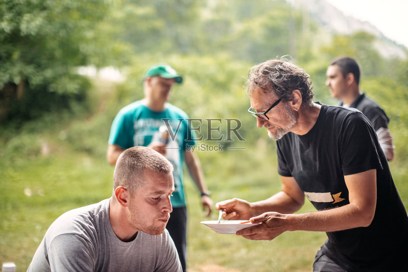 男人在野餐中玩得很开心照片摄影图片
