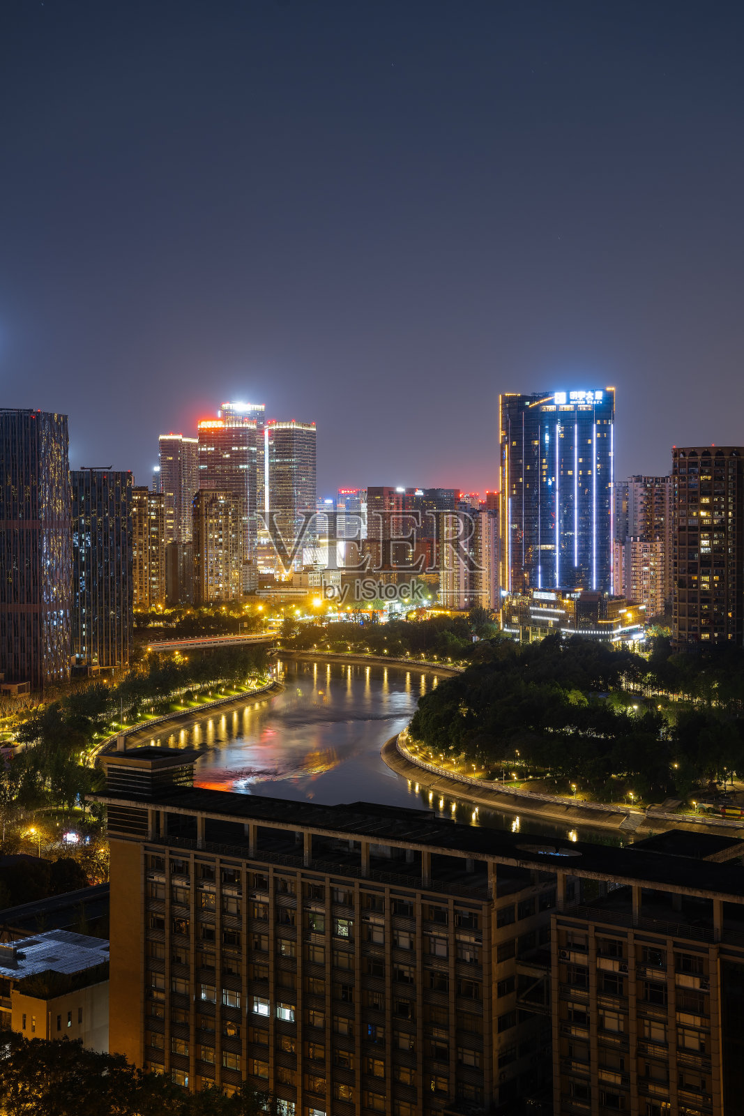 夜晚的现代建筑照片摄影图片