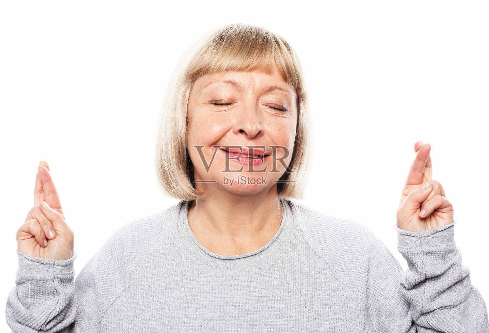 老年白人女人想着愉快的事然后祈祷照片摄影图片