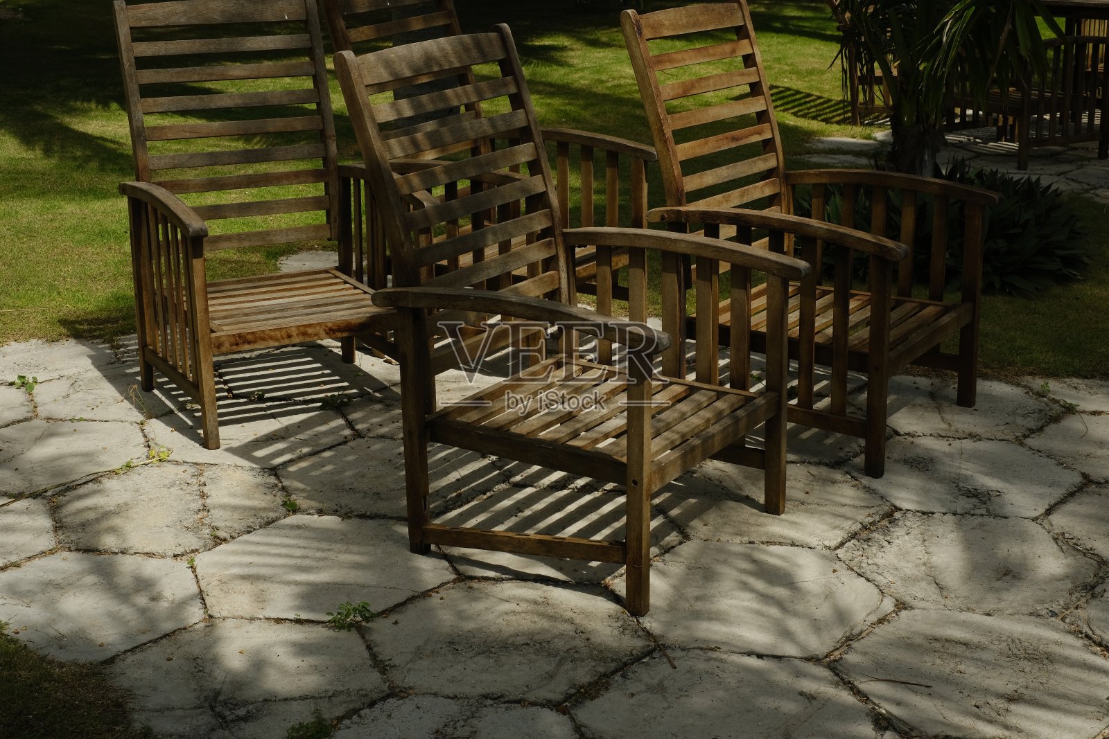 酒店庭院小路上的空木椅的特写照片。照片摄影图片