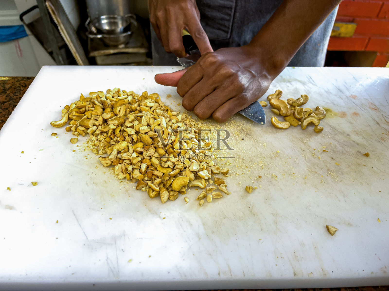 手工研磨腰果来准备法罗法照片摄影图片