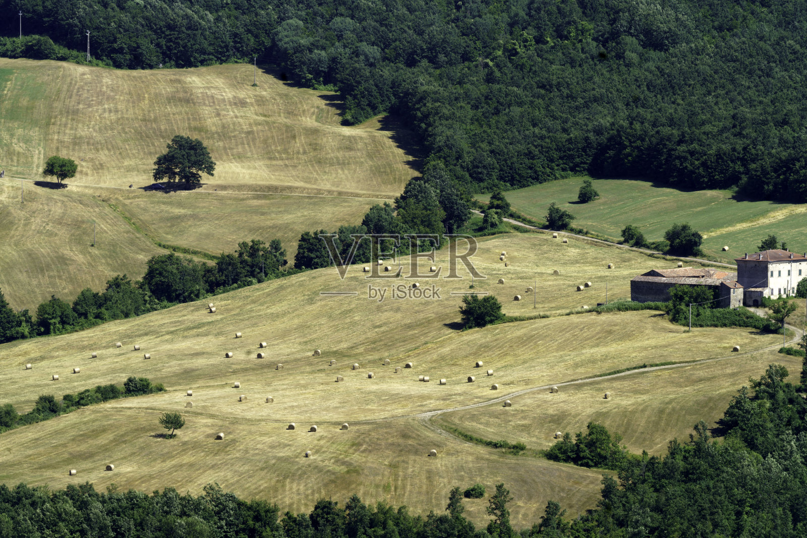 帕尔马省通往Passo della Cisa公路的夏日风景照片摄影图片