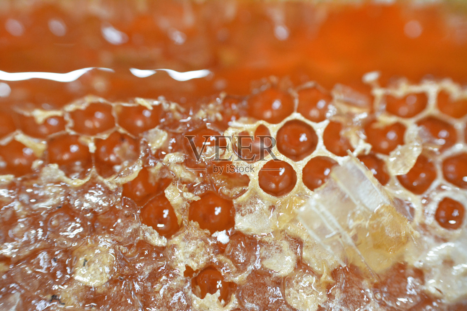 蜂巢结构：蜂后产卵，工蜂储存花粉和蜂蜜的六边形蜂房照片摄影图片