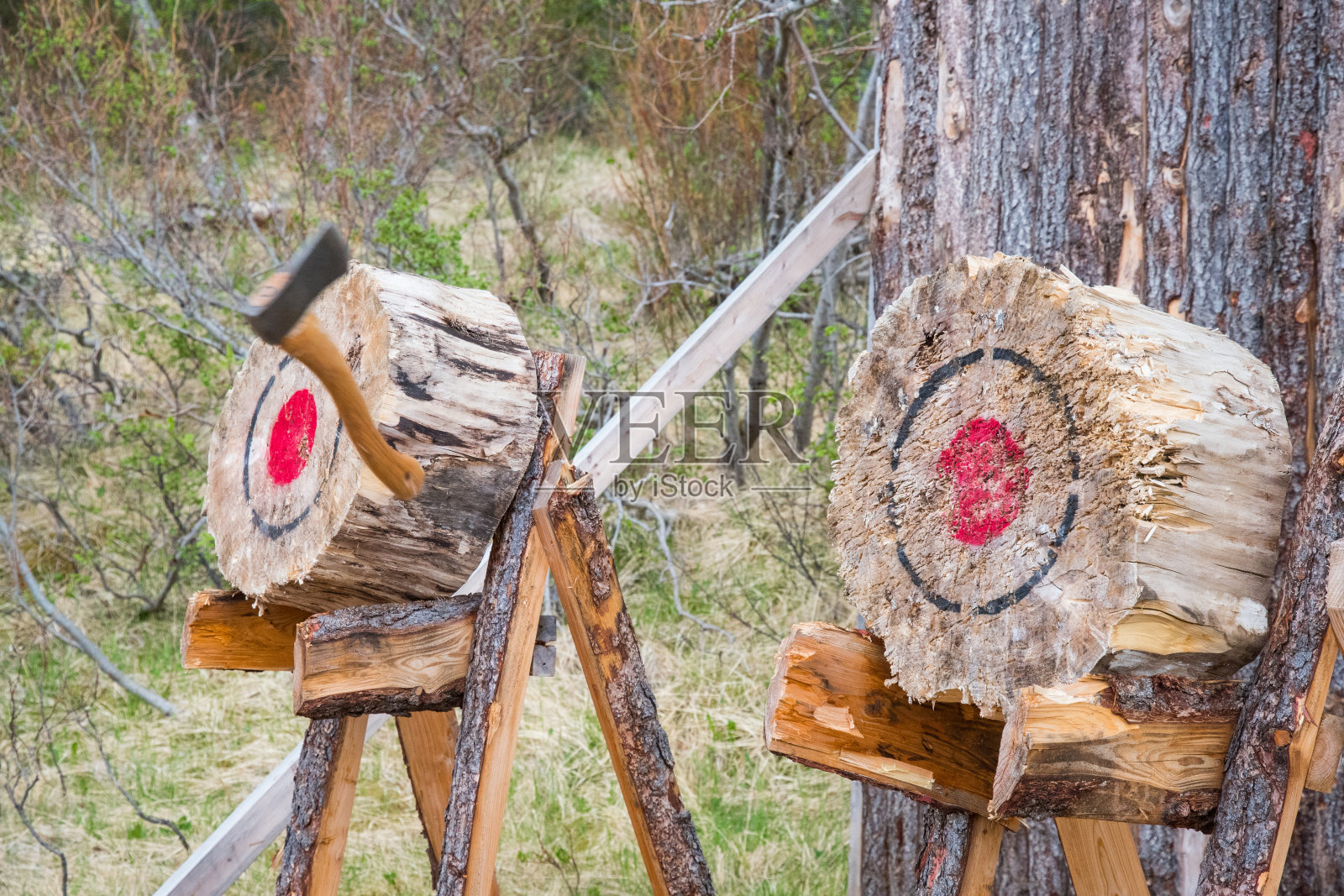 在投掷斧头游戏中，斧头飞向目标照片摄影图片
