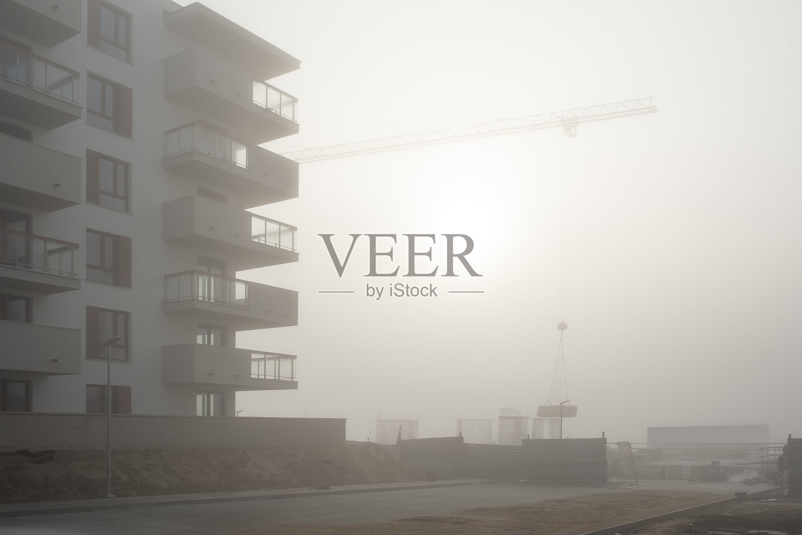 雾蒙蒙的秋日建筑工地照片摄影图片