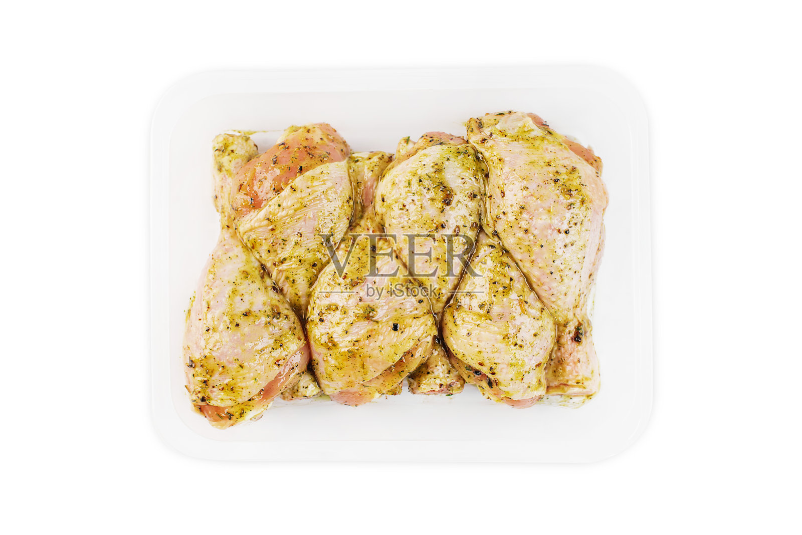 红汁腌鸡腿，白色底色。前视图。space.Semifinished副本。快做饭。生腌鸡肉。照片摄影图片