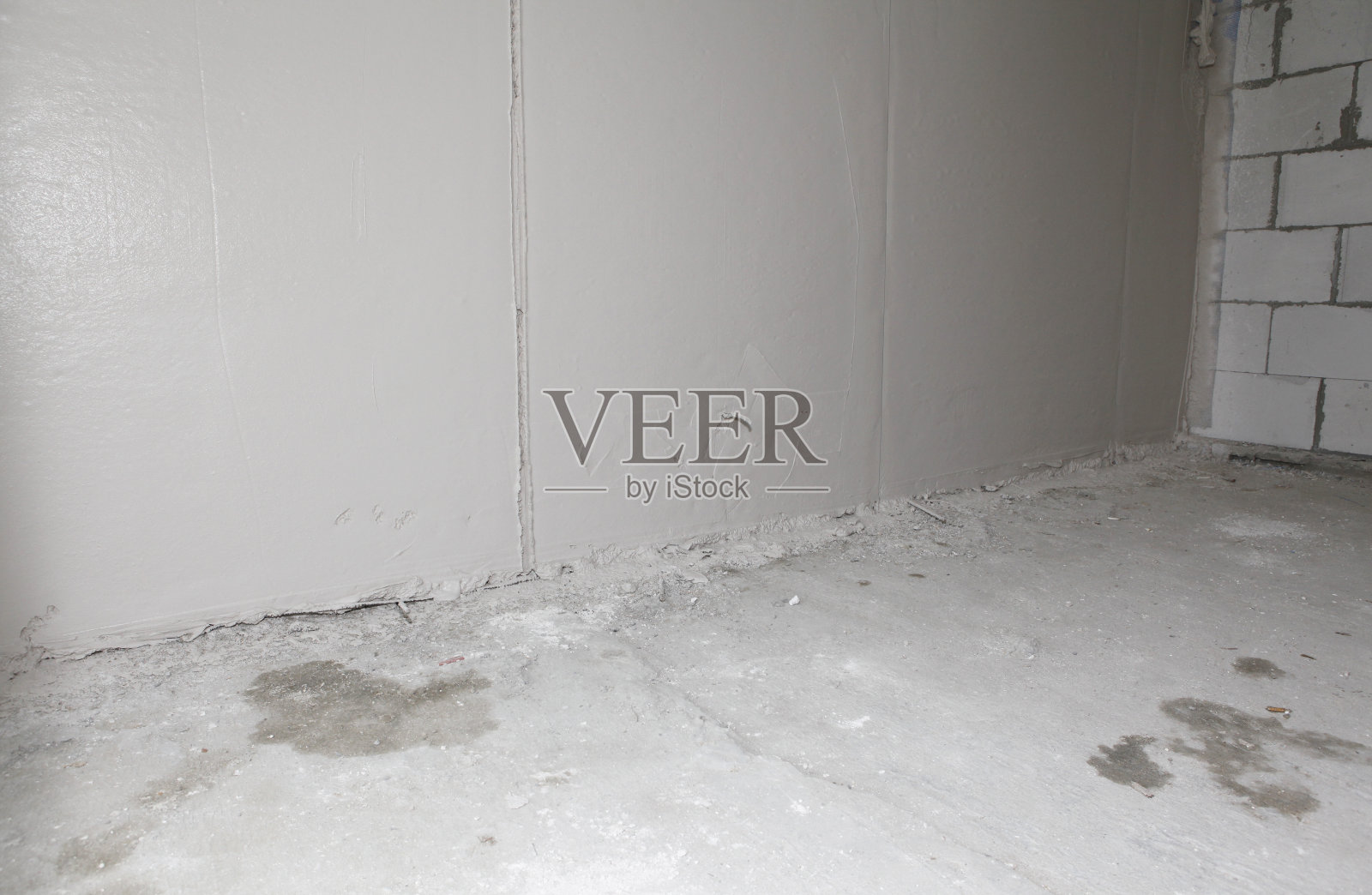 家庭装修。抹灰，用抹灰机将绝缘混凝土形式ICF涂在墙面上。照片摄影图片