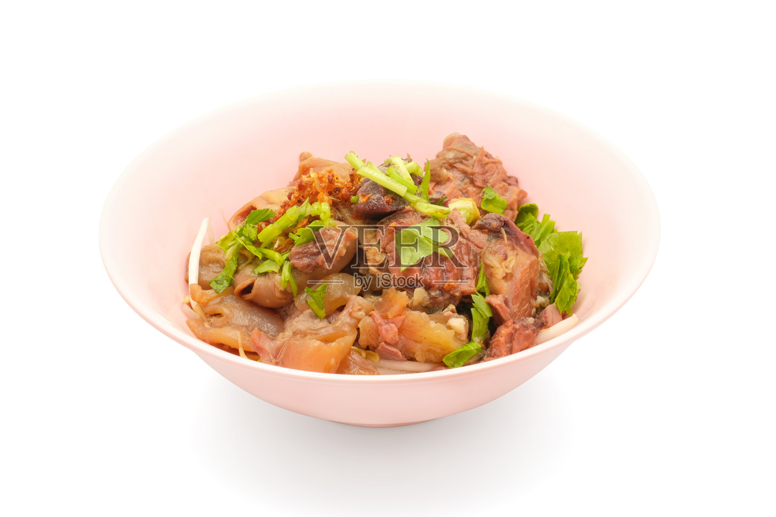 一碗无汤炖牛肉猪肉，白底隔离，有剪切路径。集当地蒸食于一身。照片摄影图片