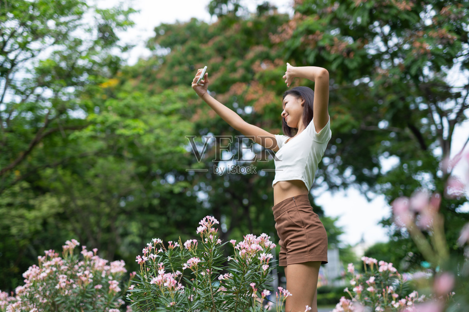 年轻的亚洲女士在公园里放松照片摄影图片