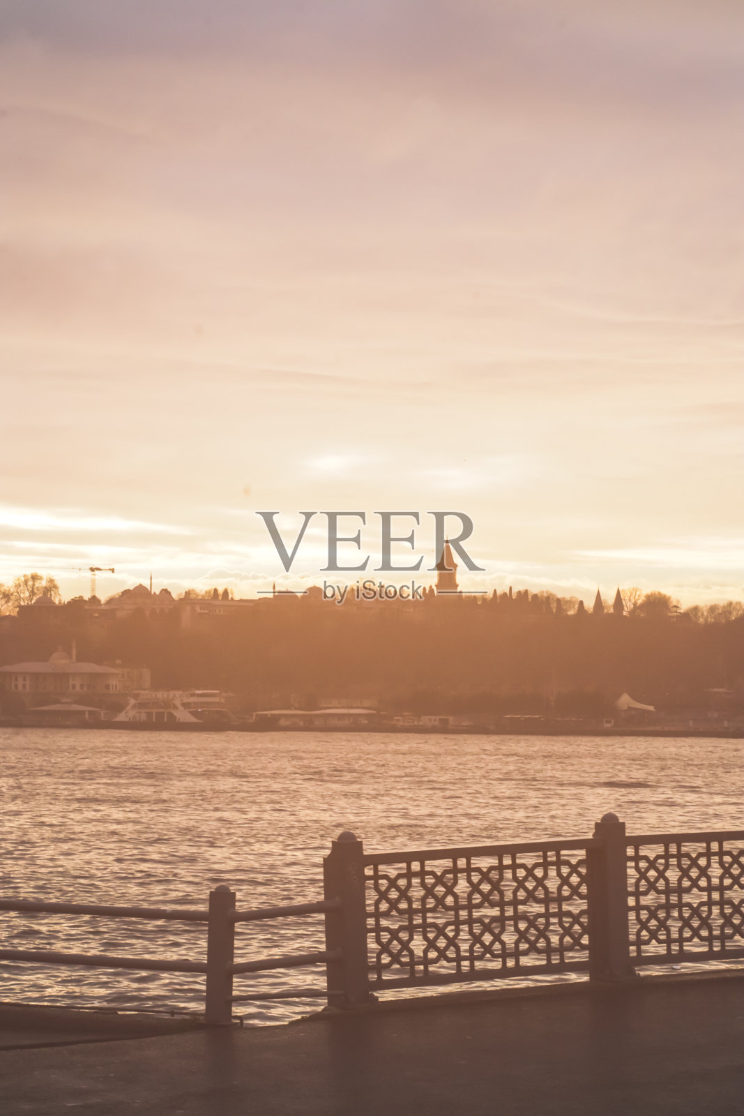 加拉塔港的Pitoresque景观在清晨的阳光下呈现出黄色照片摄影图片