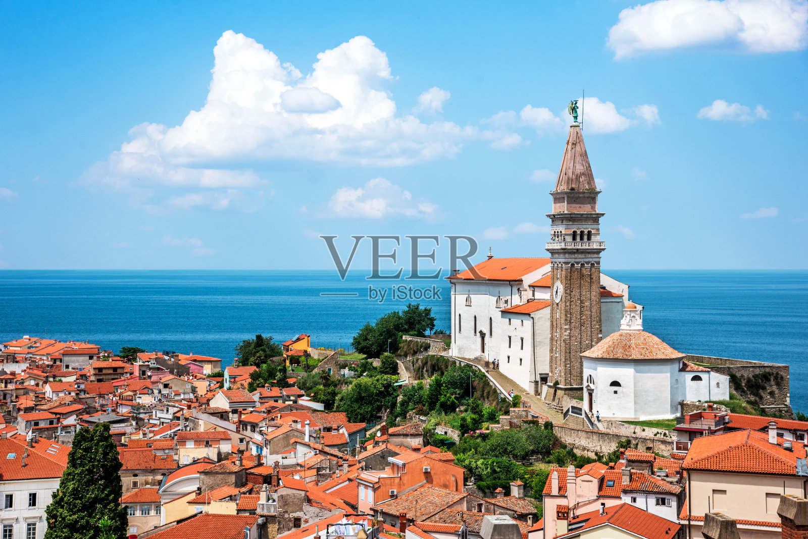 美丽的风景，有圣乔治教堂的尖顶和瓦片屋顶，还有整个斯洛文尼亚皮兰市。神奇的地方。照片摄影图片