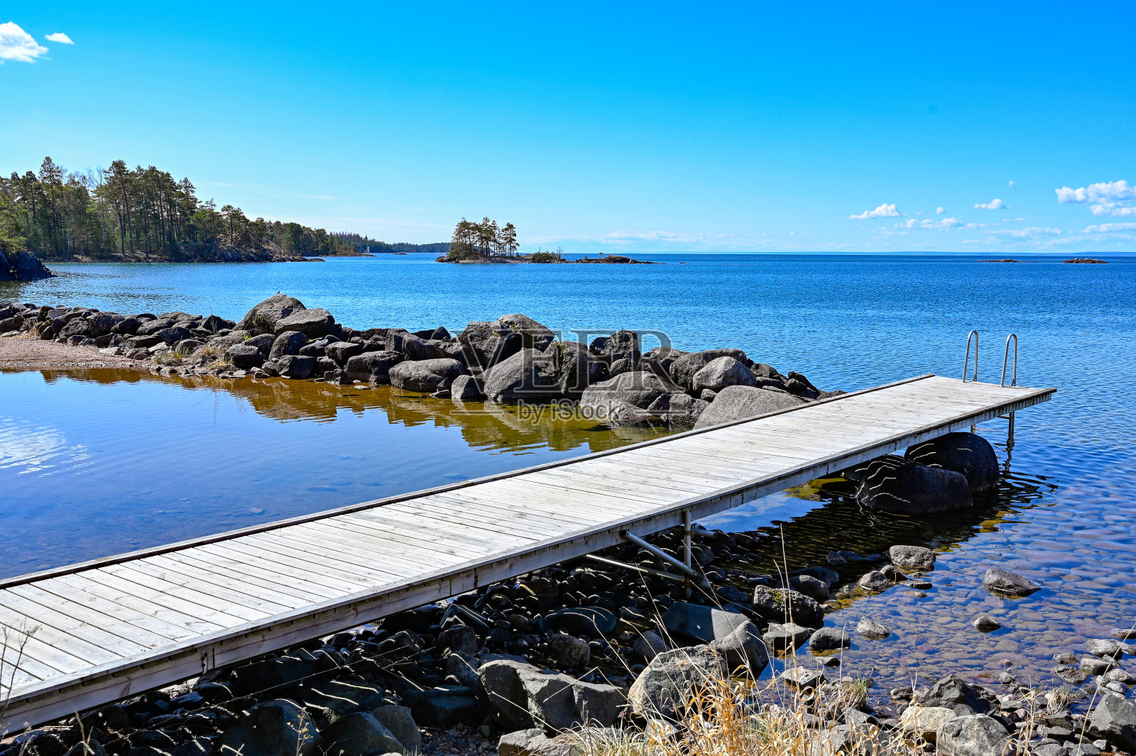 2022年4月30日，瑞典Vattern Motala卡根斯维肯湖的沐浴码头照片摄影图片
