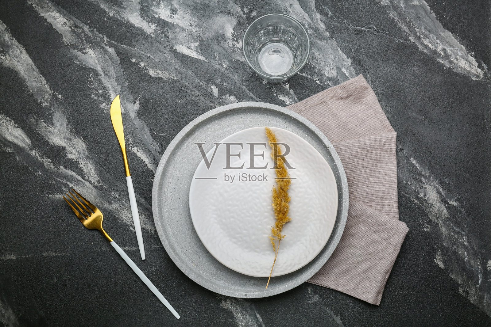 灰色背景上有餐巾的空盘子和玻璃照片摄影图片