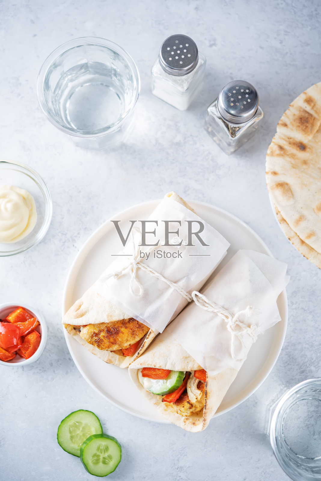 皮塔饼配烤鸡、红灯笼椒和黄瓜照片摄影图片