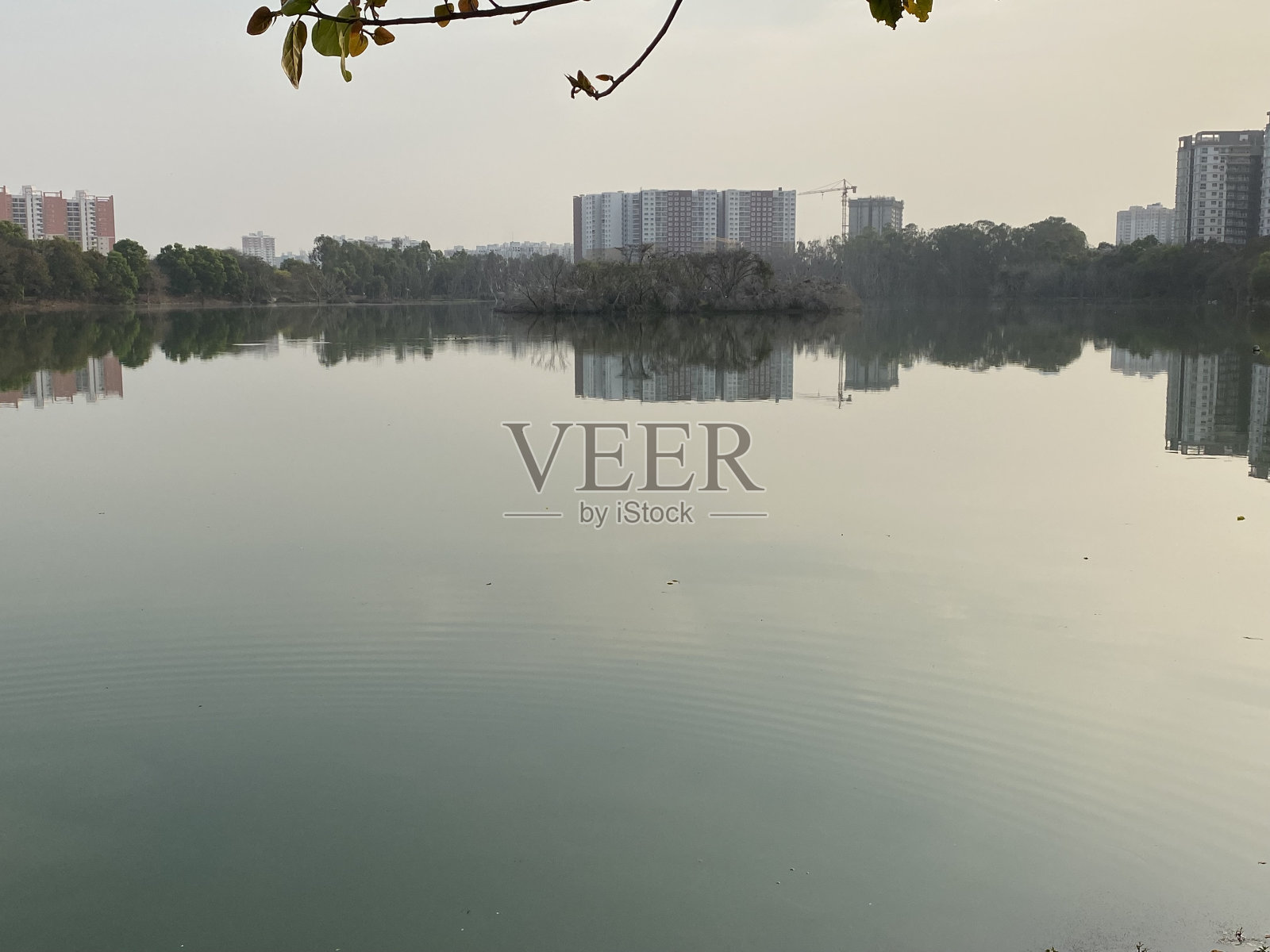 湖和城市与倒影照片摄影图片