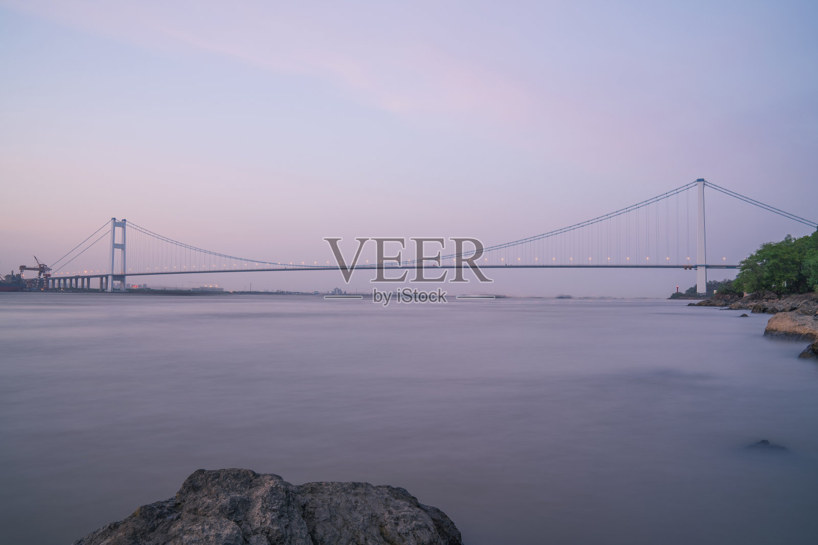 在中国江阴，现代城市建筑的天际线和长江的风景照片摄影图片