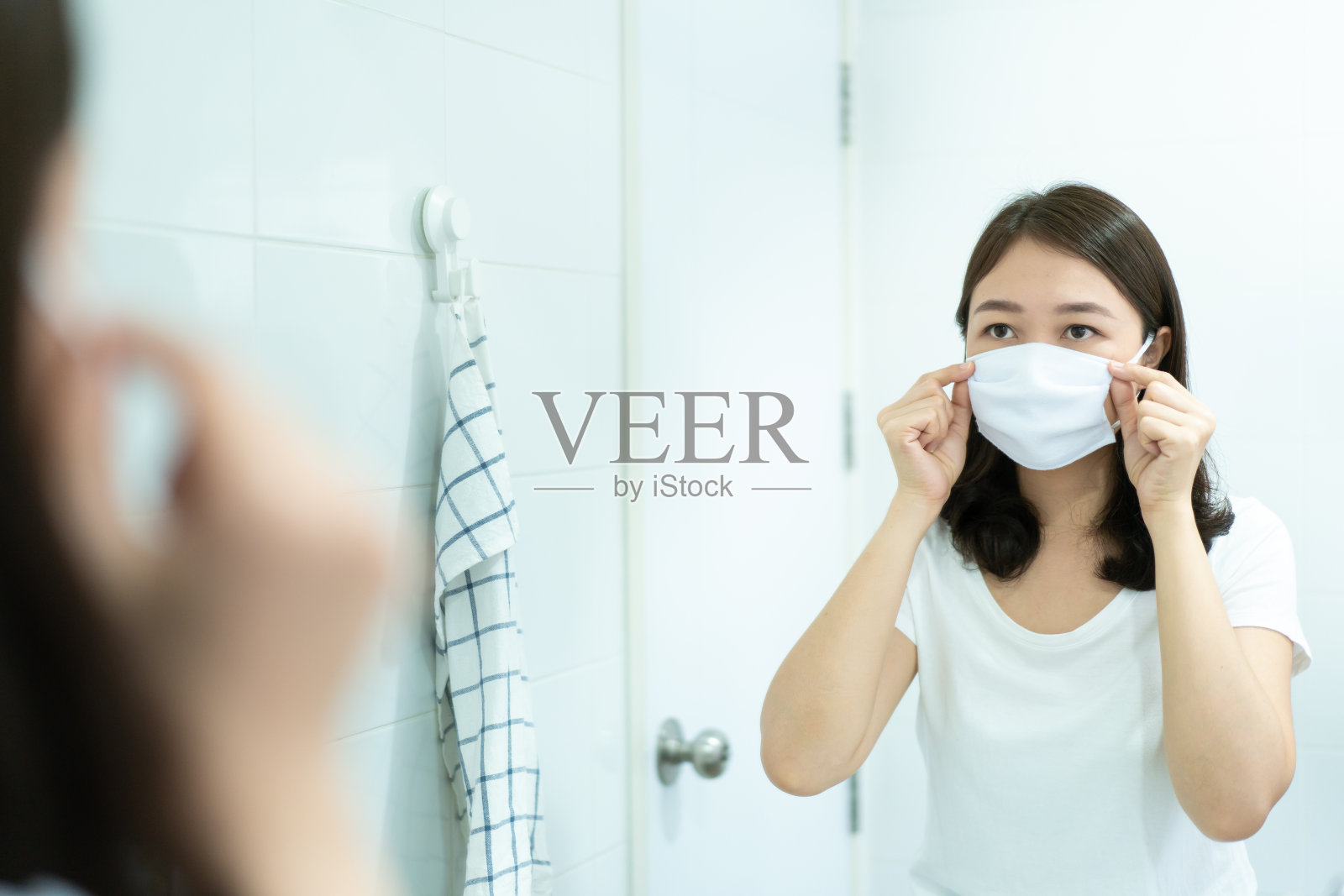 戴口罩的女人照片摄影图片