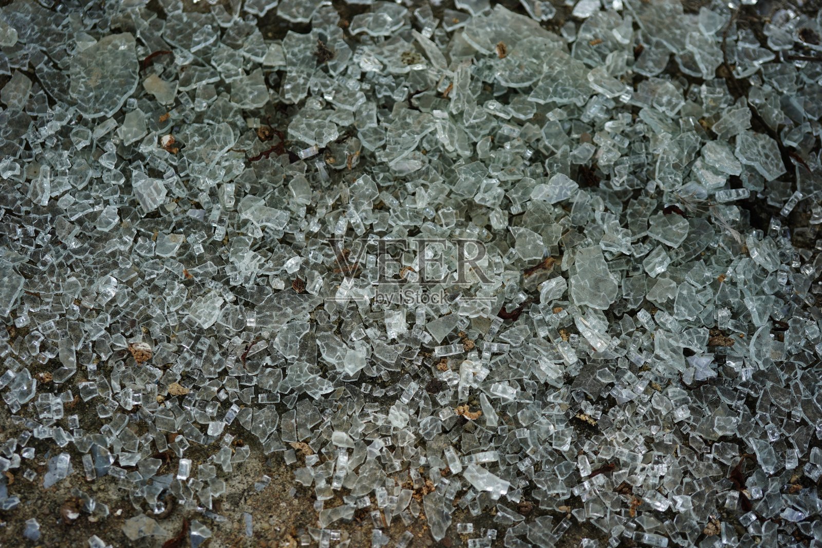 地上有碎玻璃照片摄影图片