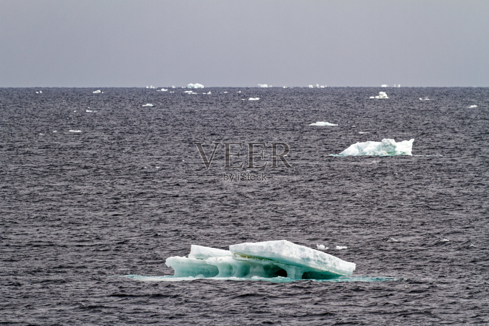 南极洲-非板状冰山照片摄影图片