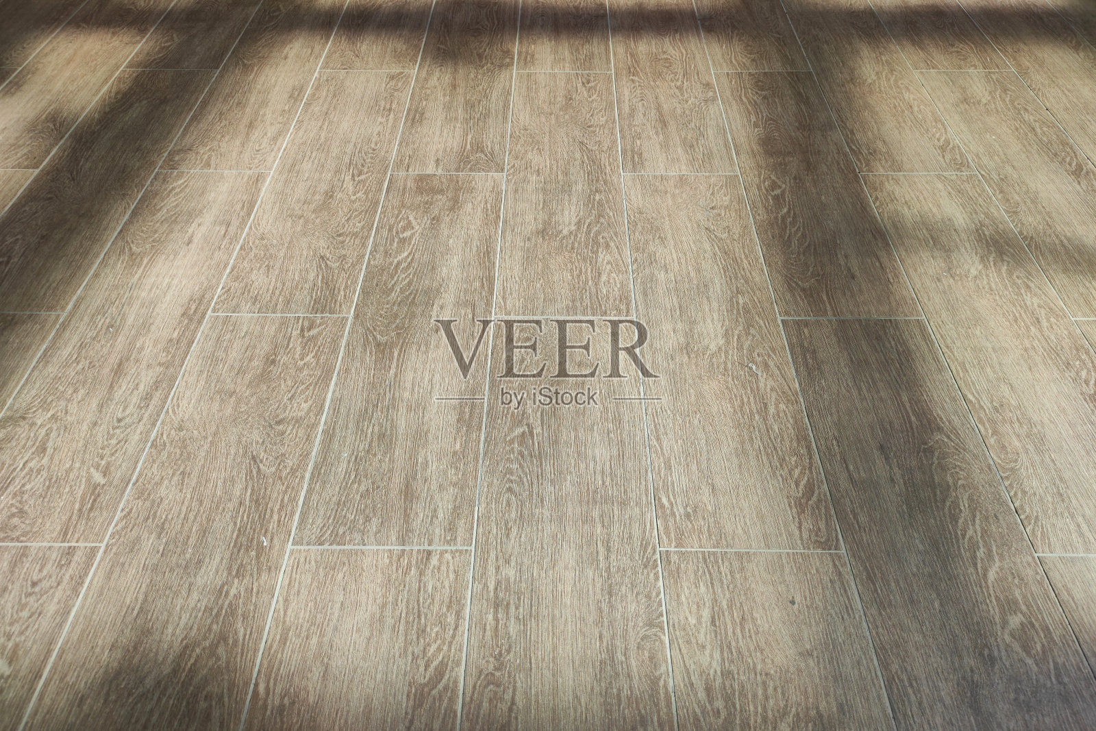 干净的拼花瓷砖地板，有阳光和阴影照片摄影图片