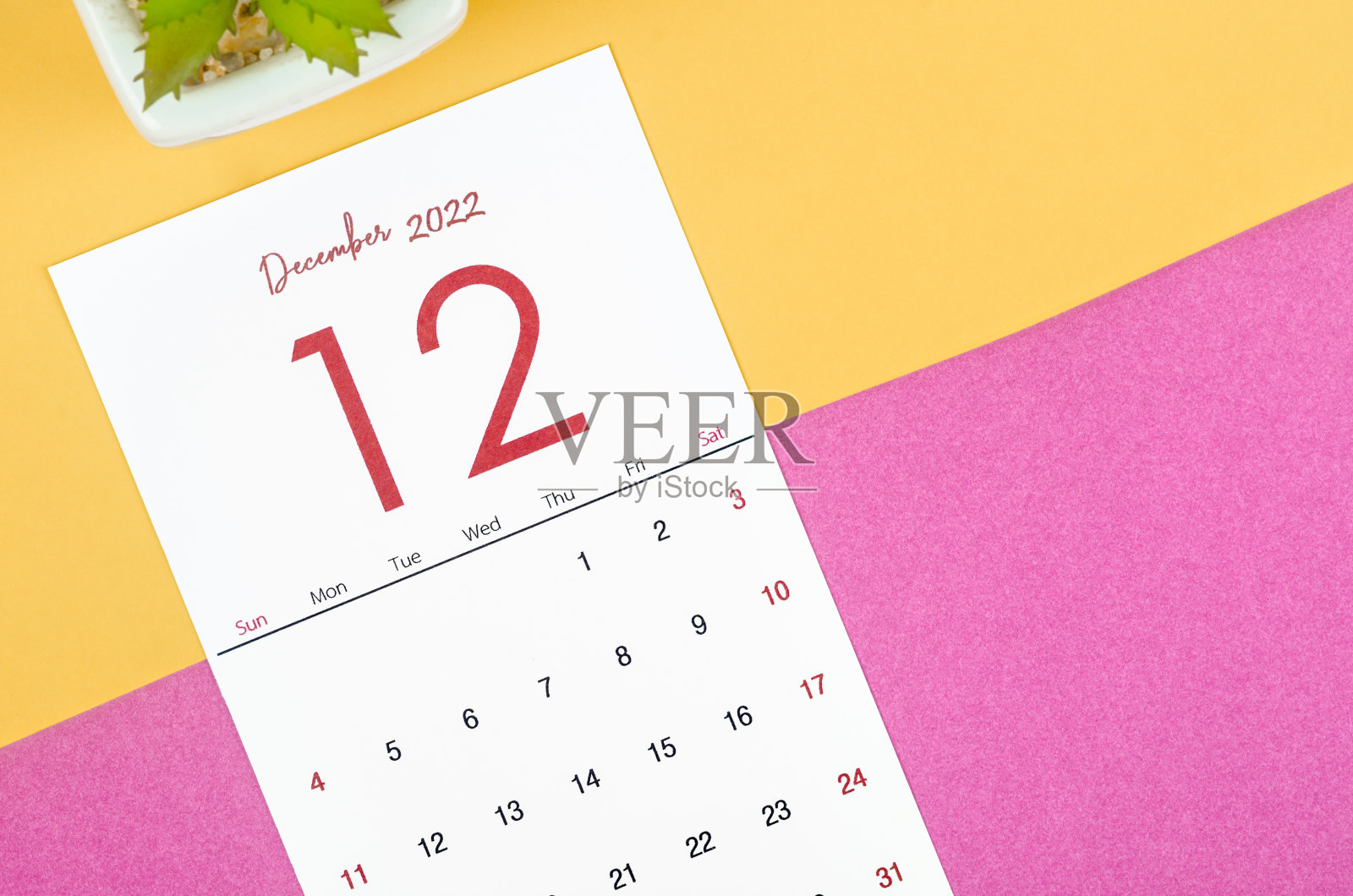 2022年12月多色背景日历。照片摄影图片