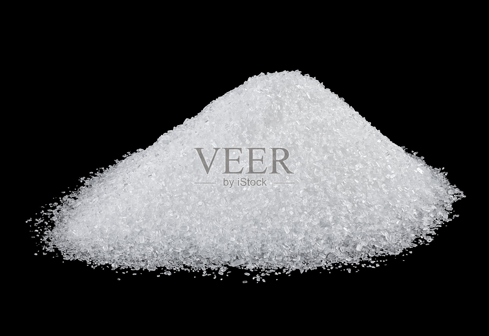 黑色背景上的海盐堆。白色海盐晶体。照片摄影图片