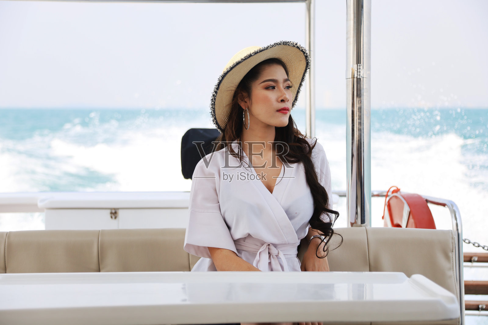 美丽的亚洲女人性感和微笑肖像在海滩和柔和的日出在脸上。照片摄影图片