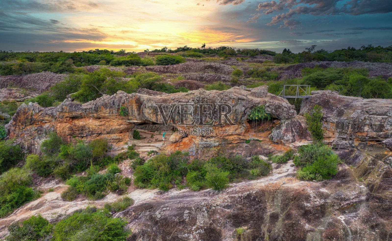 鸟瞰岩石拱门在塞罗阿科在巴拉圭的托巴提。照片摄影图片