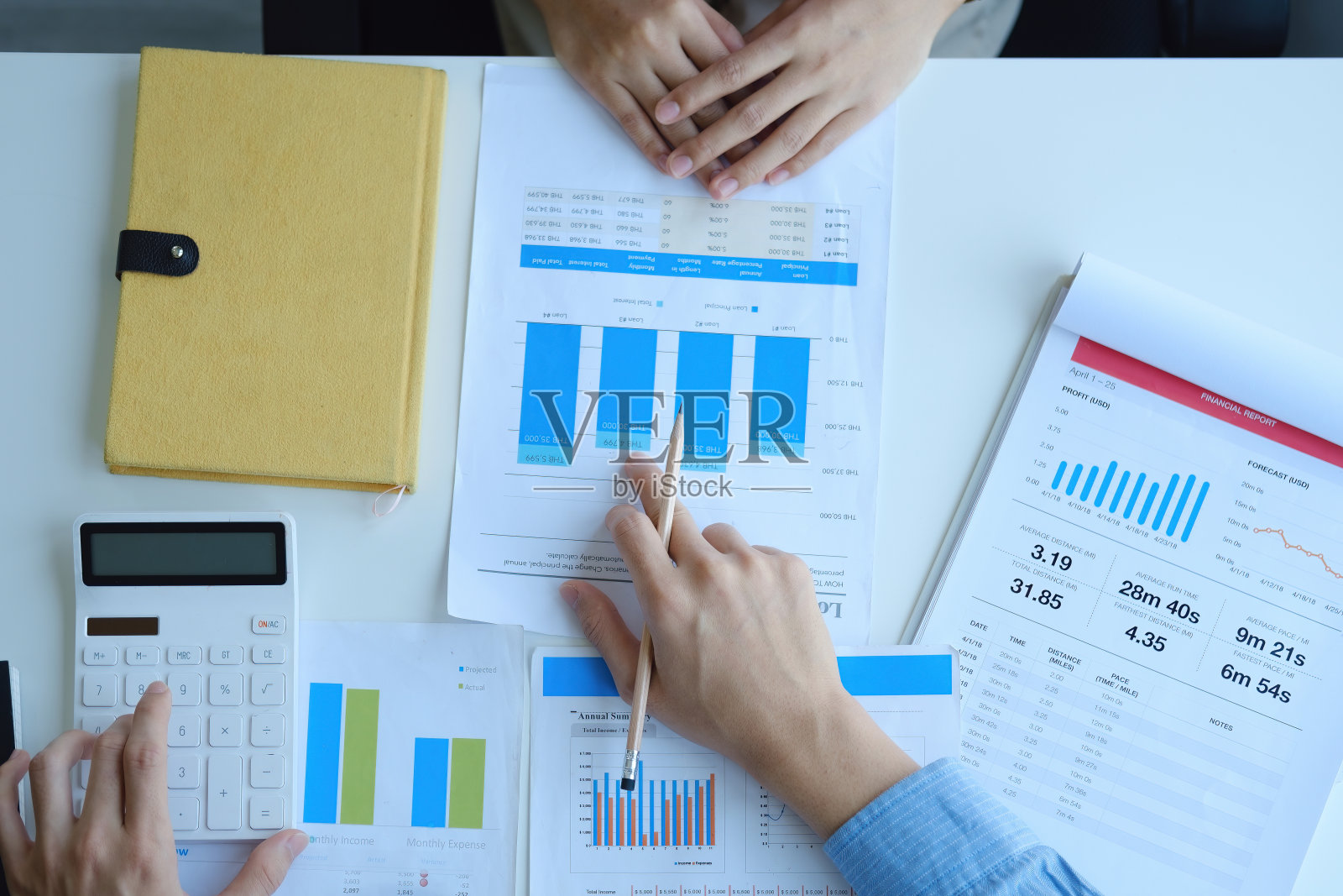 团队合作理念，咨询，经济学家指导预算，财务和投资文件，与顾问在会议室讨论和规划财务照片摄影图片