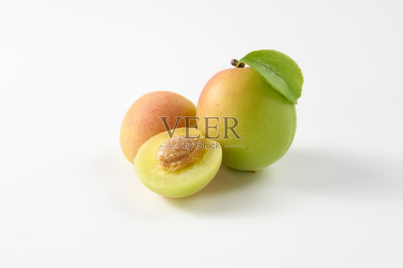 白色底色的日本杏子照片摄影图片