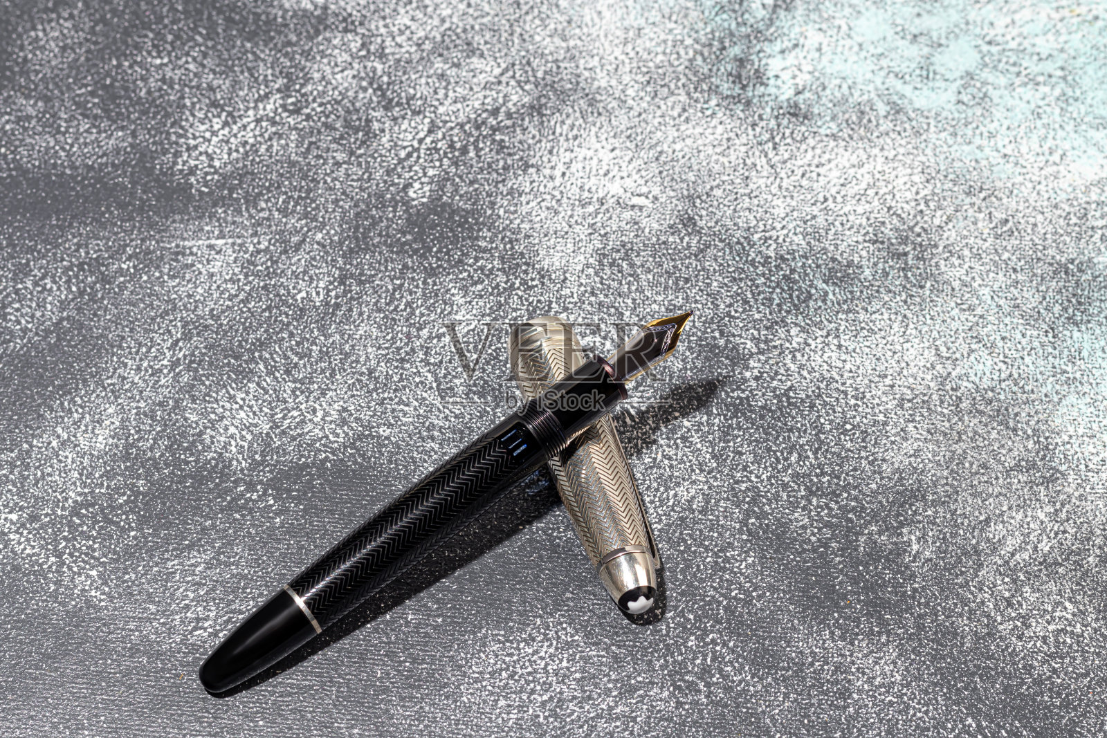 大理石和灰色背景上的钢笔。有选择性的重点。照片摄影图片