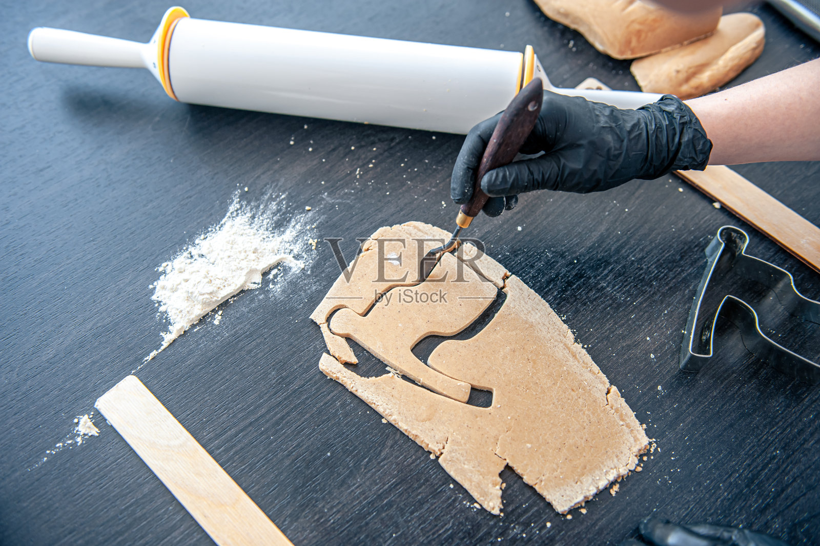 特写，手工制作姜饼的过程。照片摄影图片