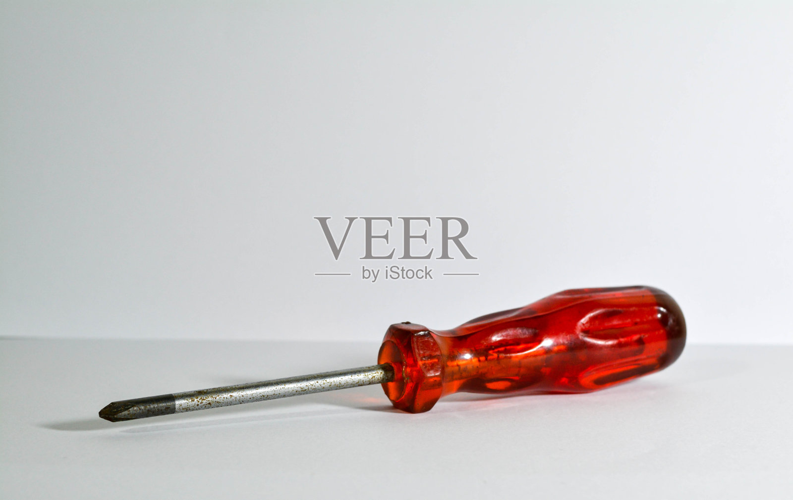 白色背景上的螺丝刀。红色手柄螺丝刀。照片摄影图片